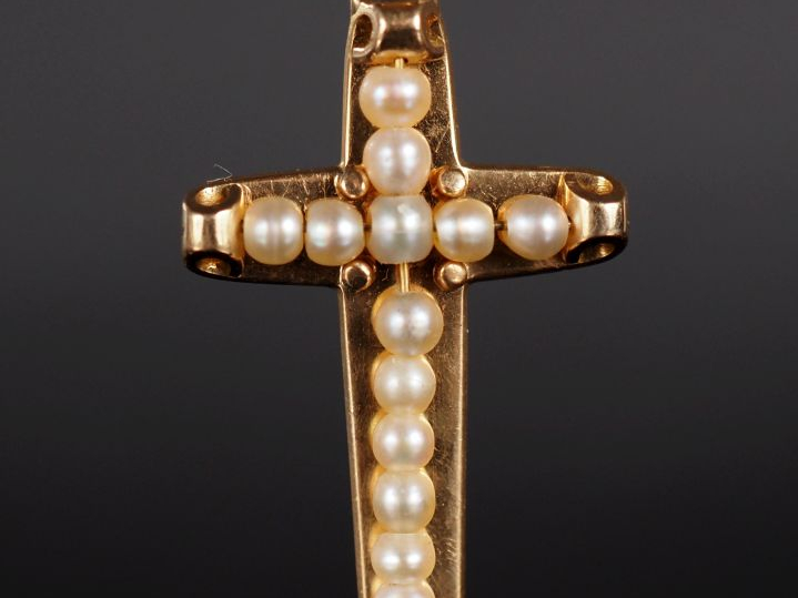 Pendentif en forme de croix en or jaune 750, serti de petites perles b