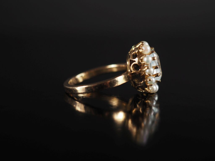 Bague marguerite en or jaune 750, sertie en son centre d'une pierre bl