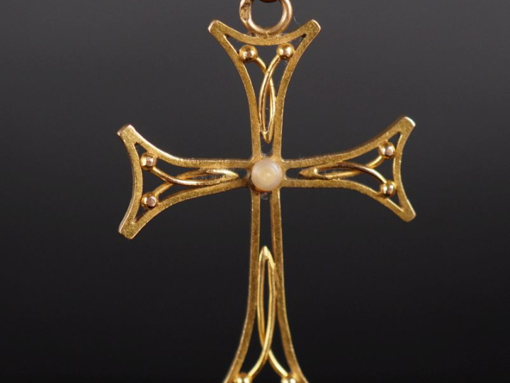 Pendentif en forme de croix en or jaune 750, à décor ajouré et serti d