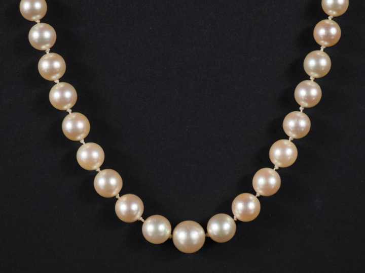 Collier de perles blanches.  Joli fermoir rectangulaire et chainette d