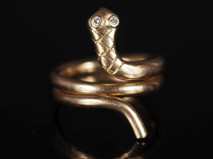Bague en or jaune 750 en forme de serpent.  Les yeux sertis de deux pe
