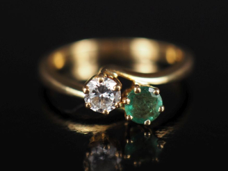 Vente aux enchères Bague dite "Toi   Moi" en or jaune 750, sertie d'une émeraude et d'un 