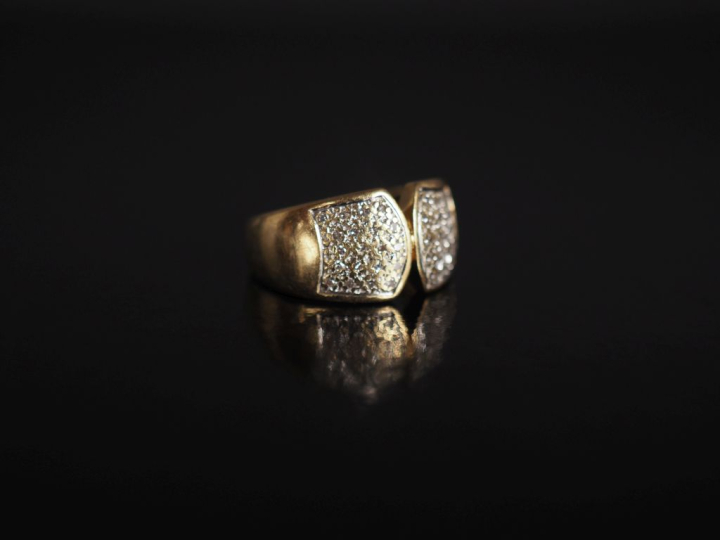 Bague bandeau en or jaune 750, sertie de deux pavages de petits diaman