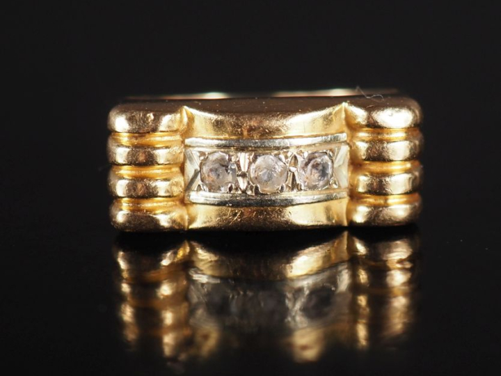 Bague pont de style 1940 en or jaune 750, à décor de godrons et sertie