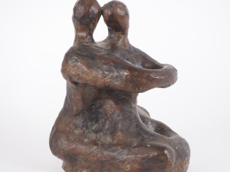 Vente aux enchères Ecole française XXème.   "le couple" groupe en bronze patiné Signé H. 