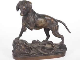 Vente aux enchères LECOURTIER.  "chien de chasse à l'arrêt devant un lièvre". Sculpture e