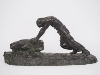 Vente aux enchères V. DESMARET.  "ouvrier poussant un bloc de pierre" Sculpture en bronze
