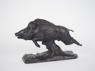 Vente aux enchères Ecole XXème.  "Sanglier courant" Sculpture en bronze à patine brune  S
