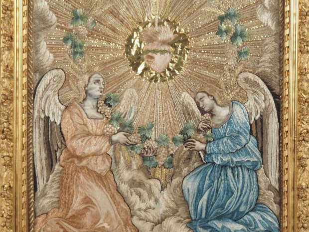 Soie brodée XIXème. "Les archanges adorant les Sacré Cœur". Dans un ca