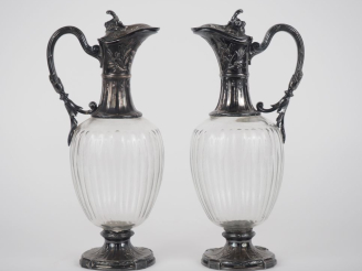 Vente aux enchères Paire d'aiguières 1900 de style Louis XVI en cristal et métal argenté.