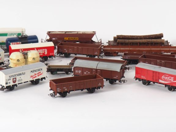 Matériel roulant HO de marque JOUEF et LIMA comprenant 21 wagons de ma