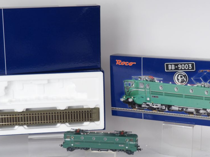 Matériel roulant Ho ROCO comprenant motrice électrique SNCF 9003 état 