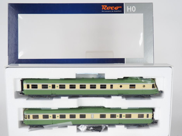 Matériel roulant Ho ROCO comprenant autorail diesel X2720/XR7700 vert 