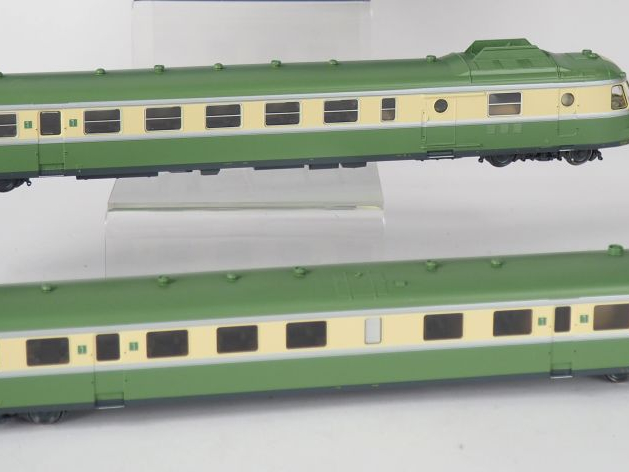 Matériel roulant Ho ROCO comprenant autorail diesel X2720/XR7700 vert 
