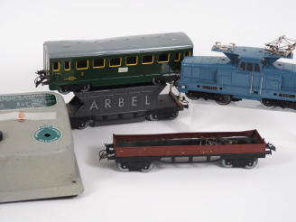 Vente aux enchères Train en O de marque Hornby comprenant une motrice 13001, wagons, voit