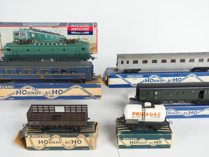 Matériel MECANO HORNBY HO lot comprenant 1 motrice CC 7121 SNCF dans s