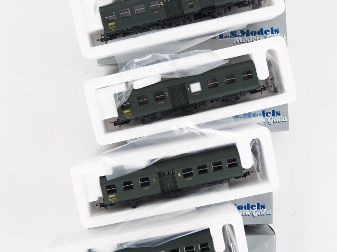 Matériel roulant LS Models Ho lot de 4 voitures PLM Set Ep IV réf 1407