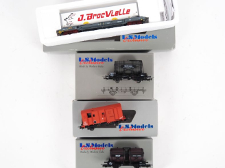 Vente aux enchères Matériel roulant LS Models Ho lot de 4 wagons dont 30551-30556-90011-3