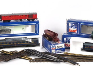 Vente aux enchères Lot comprenant : - Jouef HO en boîte. Etat d'usage. - Motrice 2D2 9135