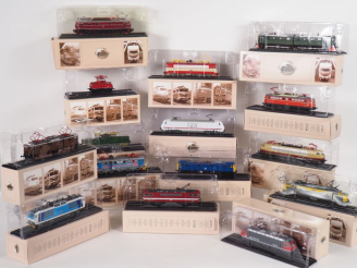 Vente aux enchères ATLAS Collection lot de 26 maquettes de Motrices sur rail en boites ca