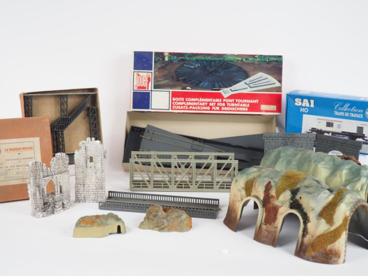 Lot d’éléments de décors de réseau HO comprenant : Maquettes à monter,