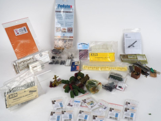 Vente aux enchères Eléments de décor de réseau HO miniature dont arbres barrières , sable