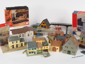 Vente aux enchères Modèlisme HO lot de maquettes montées dont maisons, tentes de camping,