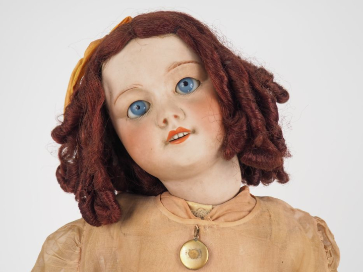 SFBJ 301. Grande poupée française, yeux basculant bleus, vêtements de 