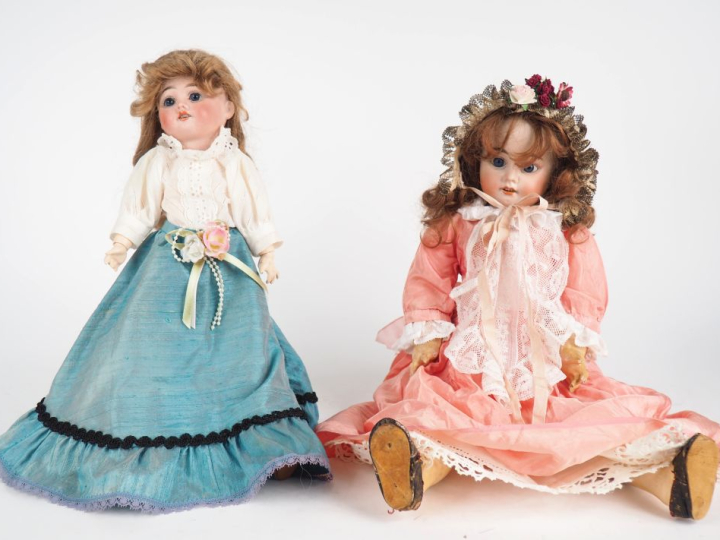 Lot de deux poupées Fleischmann comprenant :  Poupée tête porcelaine, 