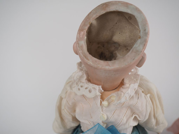 Lot de deux poupées Fleischmann comprenant :  Poupée tête porcelaine, 