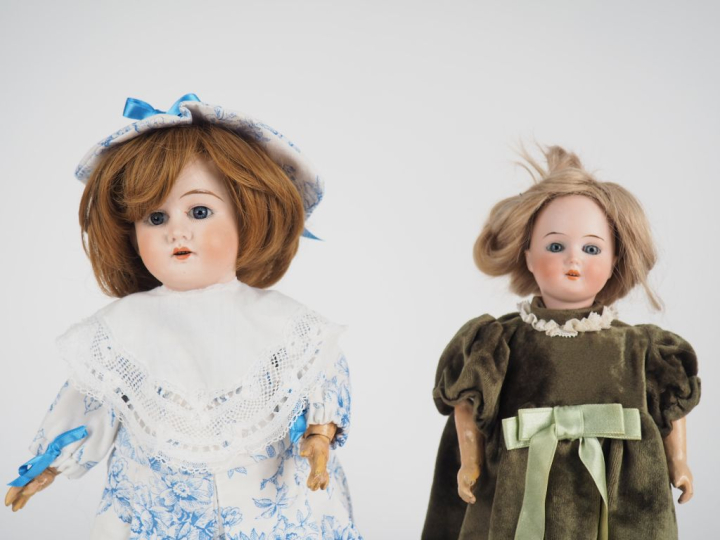 Lot de deux poupées anciennes comprenant : SMPB 8/0. Tête porcelaine, 