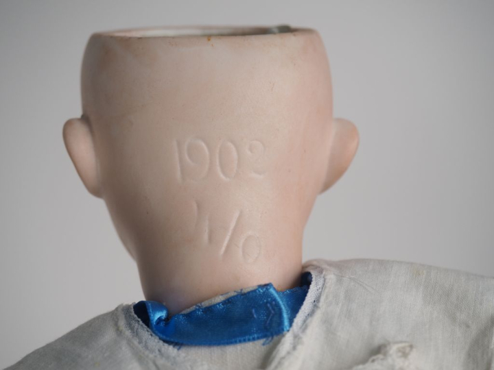 Lot de deux poupées anciennes comprenant : SMPB 8/0. Tête porcelaine, 