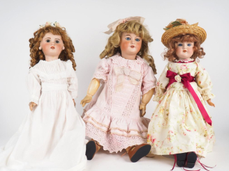 Vente aux enchères Lot de trois poupées anciennes comprenant : SFBJ Paris, moule Jumeau, 