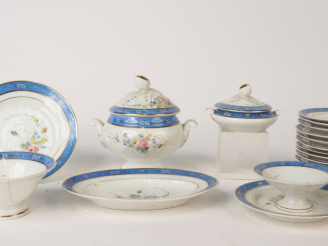 Vente aux enchères Service de table, dînette à décor vieux Paris 1880, comprenant : Légum