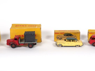 Vente aux enchères Dinky Toys France Lot de 4 véhicules en boite (défraichies et déchirée