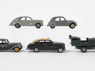 Vente aux enchères Dinky Toys France lot de 5 véhicules dont : Taxi Ford vedette, Citroën