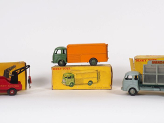 Vente aux enchères Dinky Toys France Lot de 3 véhicules en boite (défraichies et déchirée