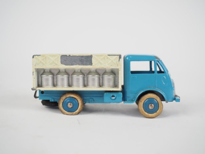 Dinky Toys France Camion NESTLE (décalquo) en boite d’origine complet 