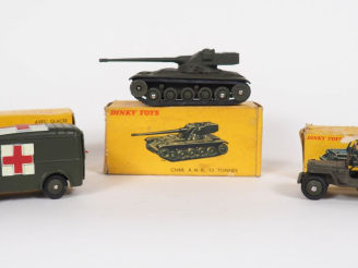 Vente aux enchères Dinky Toys France Lot de 3 véhicules militaires en boîte dont : char A