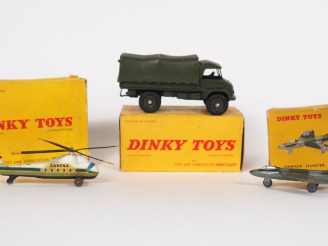 Vente aux enchères Dinky Toys France L'eau comprenant véhicule militaire Unimog Mercedes,