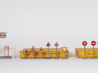 Vente aux enchères Dinky Toys France 2 boîtes de panneaux de signalisation route et ville