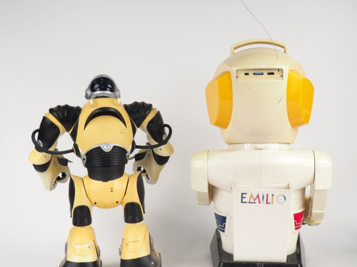 Lot de deux robots comprenant : - Robot Emilio télécommandé (état d'us
