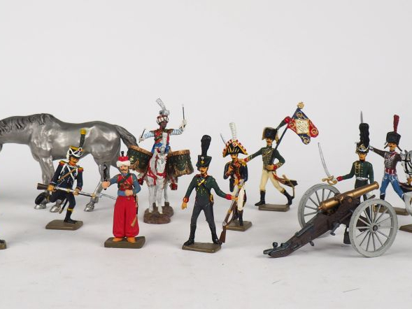Lot de figurines récentes dont figurines en métal non peintes type Eta