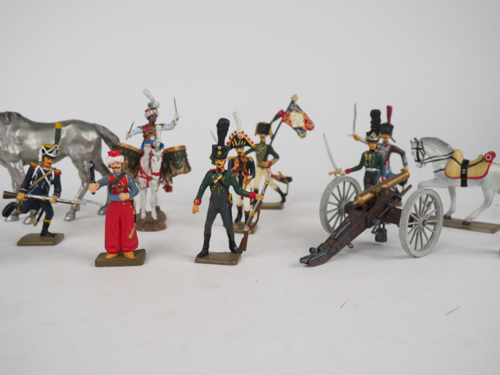 Lot de figurines récentes dont figurines en métal non peintes type Eta