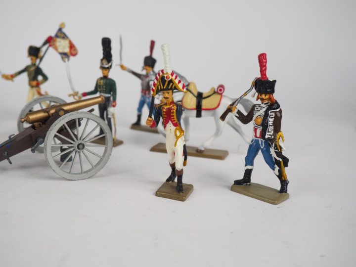 Lot de figurines récentes dont figurines en métal non peintes type Eta