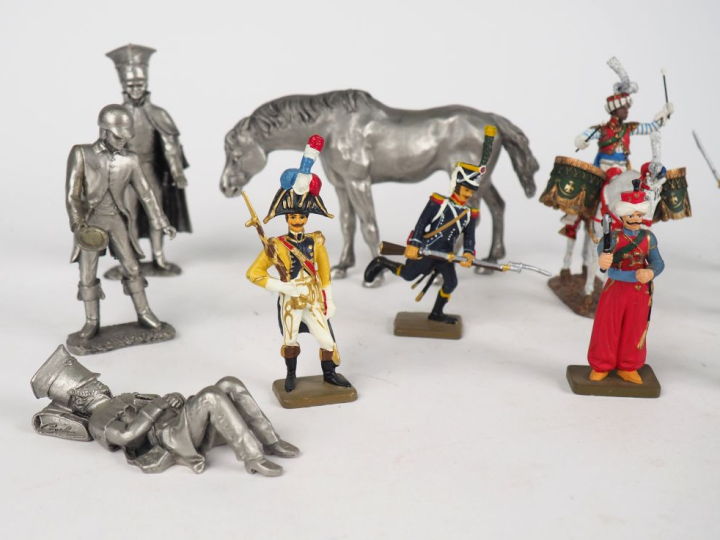 Lot de figurines récentes dont figurines en métal non peintes type Eta