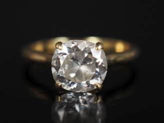 Vente aux enchères Bague de forme solitaire en or jaune 750, sertie en son centre d'un di
