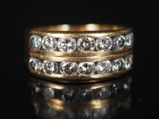 Vente aux enchères Bague bandeau en or jaune 750, sertie de deux lignes de sept diamants 