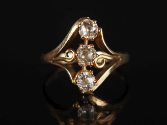 Vente aux enchères Bague de forme stylisée et ajourée en or jaune 750, sertie de trois di