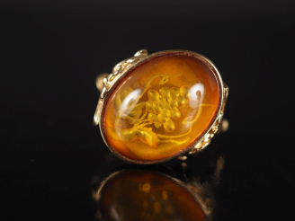 Vente aux enchères Ravissante bague de style 1900 en or jaune 750, ornée en son centre d'